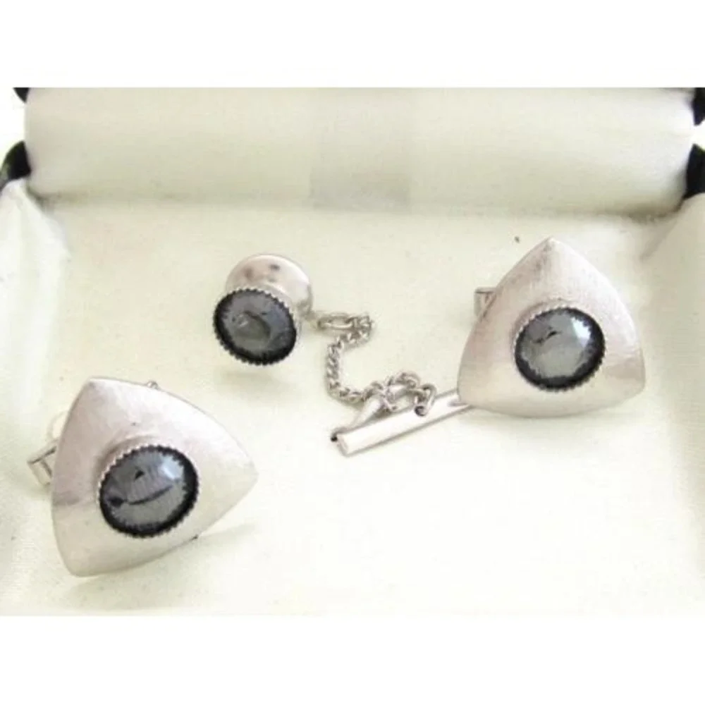 Vintage Men‎ Of Distinction Silver Tone Hematite Triangle Shape Cufflinks*L17
